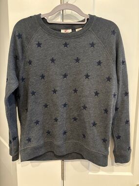 Levi's Navy Star Embroidered Crewneck Sweatshirt. Size M